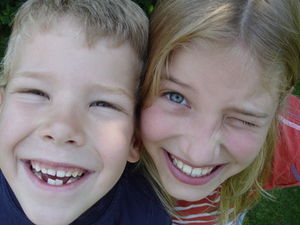 Kinder: machen viele glücklicher als Geld (Foto: pixelio.de, Heike Berse)