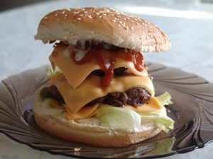 Burger: Fastfood-Ketten erneuern Ambiente (Foto: pixelio.de, S. Karkus)