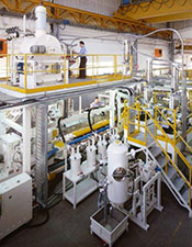 Produktionsanlage: neues Verfahren spart Kosten (Foto: luigibandera.com)
