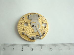 Werksplatine: Feder besteht aus metallischem Glas (Foto: uni-saarland.de)