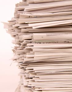 Zeitungsstapel: neue Konzepte fehlen (Foto: pixelio.de, Thomas Siepmann)