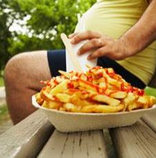 Essen im Überfluss: BMI steigt ständig (Foto: Peter Reali/Plainpicture)