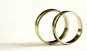 Eheringe: Verheiratete Frauen leben gesünder (Foto: pixelio.de, berwis)