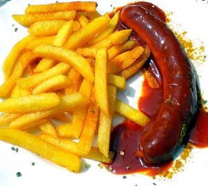 Currywurst mit Pommes: Lecker und ungesund (Foto: pixelio.de, Klaus Steves)