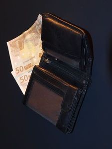 Geld weg: Betrüger kaufen unter falschem Namen (Foto: pixelio.de, E. Roßmann)