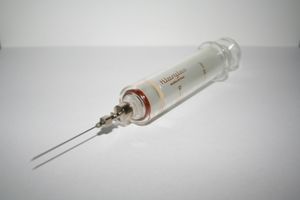 Spritze: Botox löst Muskeltonus (Foto: pixelio.de, Sabine Holzke)