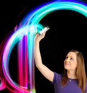 Smartphone-Nutzerin: Handy-Boom setzt sich fort (Foto: dialog-semiconductor.com)
