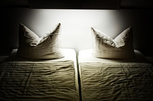 Schlafzimmer: Frauen beim Sex oft gehemmt (Foto: pixelio.de, P. Bork)