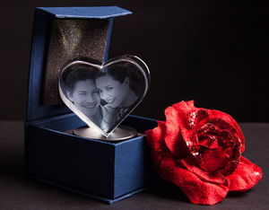 Zum Valentinstag: Ihr Foto in Glas gelasert (Copyright: Personello)