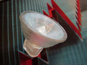 LED-Lampe: erleichtert Innenraum-Navigation (Foto: pixelio.de/Davis Schrapel)