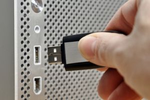 USB-Stick: gefährlich in Kraftwerken (Foto: Daniel Rennen, pixelio.de)