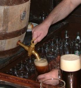 Bierausschank: Alkohol kein gutes Schlafmittel (Foto: John White/wikipedia.com)