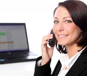 Call-Center-Agent: Kunden sind gegen Warteschleife (Foto: pixelio.de, Gastmann)