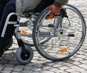 Rollstuhl: neue Therapie verspricht Hilfe (Foto: pixelio.de, Albrecht E. Arnold)