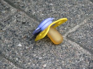 Schnuller: Vermisste über Social Media auffindbar (Foto: pixelio.de, Rudolph)