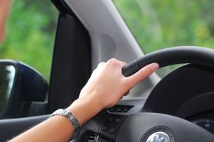 Frau am Steuer: Neuzulassung ist Männersache (Foto: pixelio.de/Paul Golla)