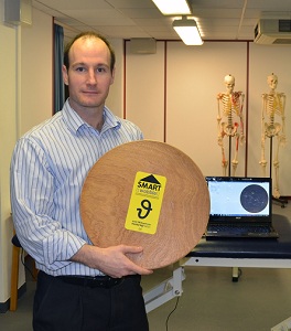 Wackelbrett mit Sensor: für präzisere Therapie (Foto: Bournemouth University)