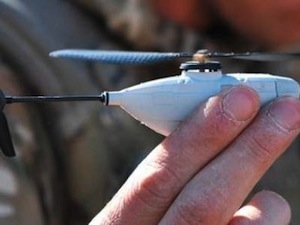 Mini-Hubschrauber: Die Drohne ist nur 16 Gramm schwer (Foto: bbc.co.uk)