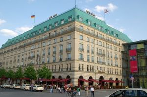 Adlon: kann mit Geschichte aufwarten (Foto: pixelio.de, Jochen Sievert)
