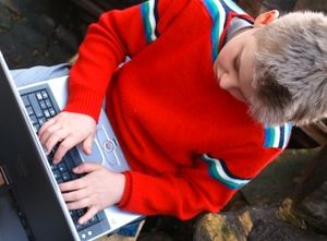 Kind am PC: hoffentlich alles legal (Foto: Stephanie Hofschlaeger, pixelio.de)