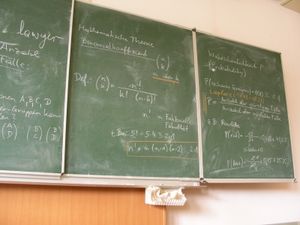 Schultafel: Medienkompetenz kommt in Klassenräume (Foto: pixelio.de/B. Pixler)