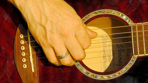 Gitarre: Spielen fördert Gehirnentwicklung (Foto: pixelio.de/Holger Schué)