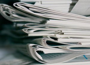 Zeitungsstapel: The Sun lässt Wogen hoch gehen (Foto: pixelio.de/K. Scherer)