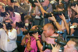 Medienaufebot: britische Presse will Klarheit (Foto: wikipedia.com/ToKo)