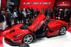 Sportwagen: Ferrari-Stand auf der Genfer Autoshow (Foto: salon-auto.ch)