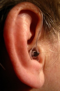 Hörgerät: Forscher verbessern Leistung erheblich (Foto: Hans Snoek, pixelio.de)