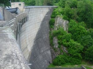 Speicherkraftwerk: viel sinnvoller als Akkus (fFoto: Rewolve44, pixelio.de)