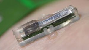 Minichip: Gerät für Blutanalyse misst 14 mal zwei Millimeter (Foto: epfl.com)