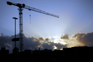 Kran: Baubranche macht weniger Umsatz (Foto: pixelio.de/Petra Bork)