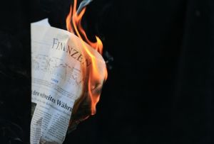 Brennendes Papier: sehen Anleger ihr Geld wieder? (Foto: pixelio.de/R. Sturm)