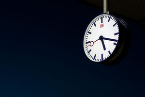 Uhr: Fahrgäste brauchen wohl Geduld (Foto: pixelio.de/A. Dengs, photofreaks.ws)