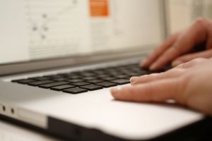 Laptop: UK-Geheimdienst bekommt soziales Portal (Foto: pixelio.de, Greitschus)