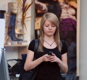 Mädchen: Messaging-Apps erleichtern Kommunikation (Foto: pixelio.de, Meister)