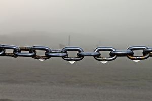 Kette: SMS-Service gegen moderne Sklaverei (Foto: pixelio.de/Martina Herbst)