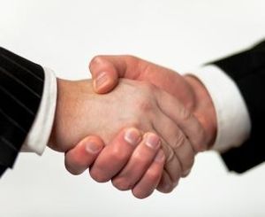 Handshake: Zu wenige trauen sich zur Neugründung (Foto: pixelio.de, A. Klaus)