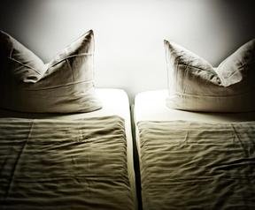 Doppelbett: Forscher gehen Schädlingen an den Kragen (Foto: pixelio.de, P. Bork) Doppelbett: Forscher gehen Schädlingen an den Kragen (Foto: pixelio.de, P. Bork)