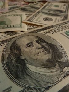 Leitwährung Dollar: gibt trotz der Krise Sicherheit (Foto: pixelio.de/A. Damm) Leitwährung Dollar: gibt trotz der Krise Sicherheit (Foto: pixelio.de/A. Damm)