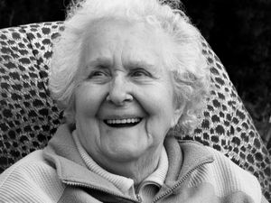 Betagte Dame: Altersdepression muss behandelt werden (Foto: pixelio.de, Peter)