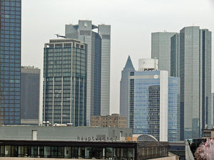 Skyline: wenig Frauen in der obersten Etage (Foto: pixelio.de/Lupo) Skyline: wenig Frauen in der obersten Etage (Foto: pixelio.de/Lupo)