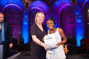 Lynda Gratton und Challenge-Gewinnerin 2012 Temitayo Olofinlua (Foto:PDSA)