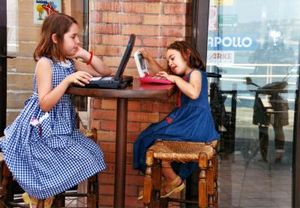 Mädchen: Social Media können Entwicklung begünstigen (Foto: pixelio.de, Berger)