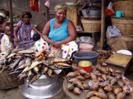 Verkäuferin: Wassermangel hemmt Ghana (Foto: pixelio.de/Johannes Becker) Verkäuferin: Wassermangel hemmt Ghana (Foto: pixelio.de/Johannes Becker)