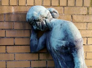 Statue einer Frau: Depression ernstes Problem (Foto: pixelio.de, CFalk)