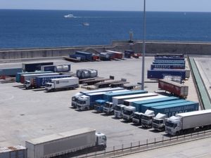 Umschlagplatz: LKW stehen zum Exportieren bereit (Foto: pixelio.de, Klaas Hartz)