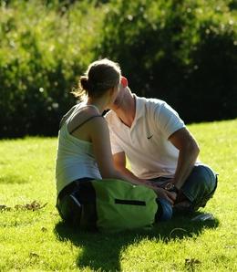 Kuss: iPhones bringen mehr erste Dates (Foto: pixelio.de, Paulwip)