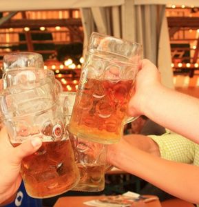 Bier: Budweiser verbindet Facebook-User (Foto: pixelio.de, U. Carthäuser)